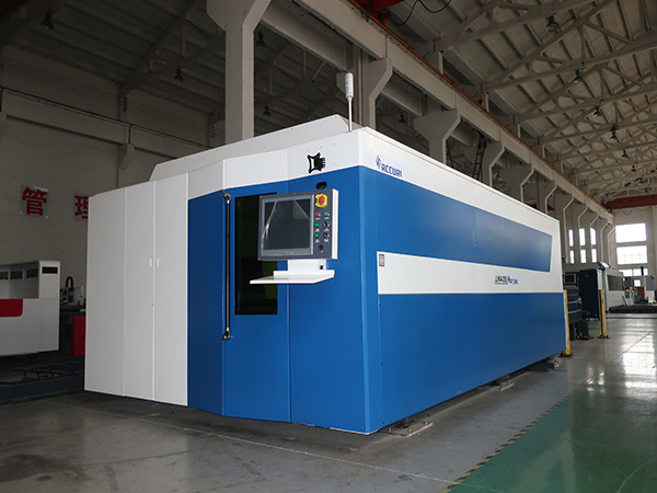 Oop Tipe 700W CNC Fiber Laser Snymasjien vir Plaatwerk 3015